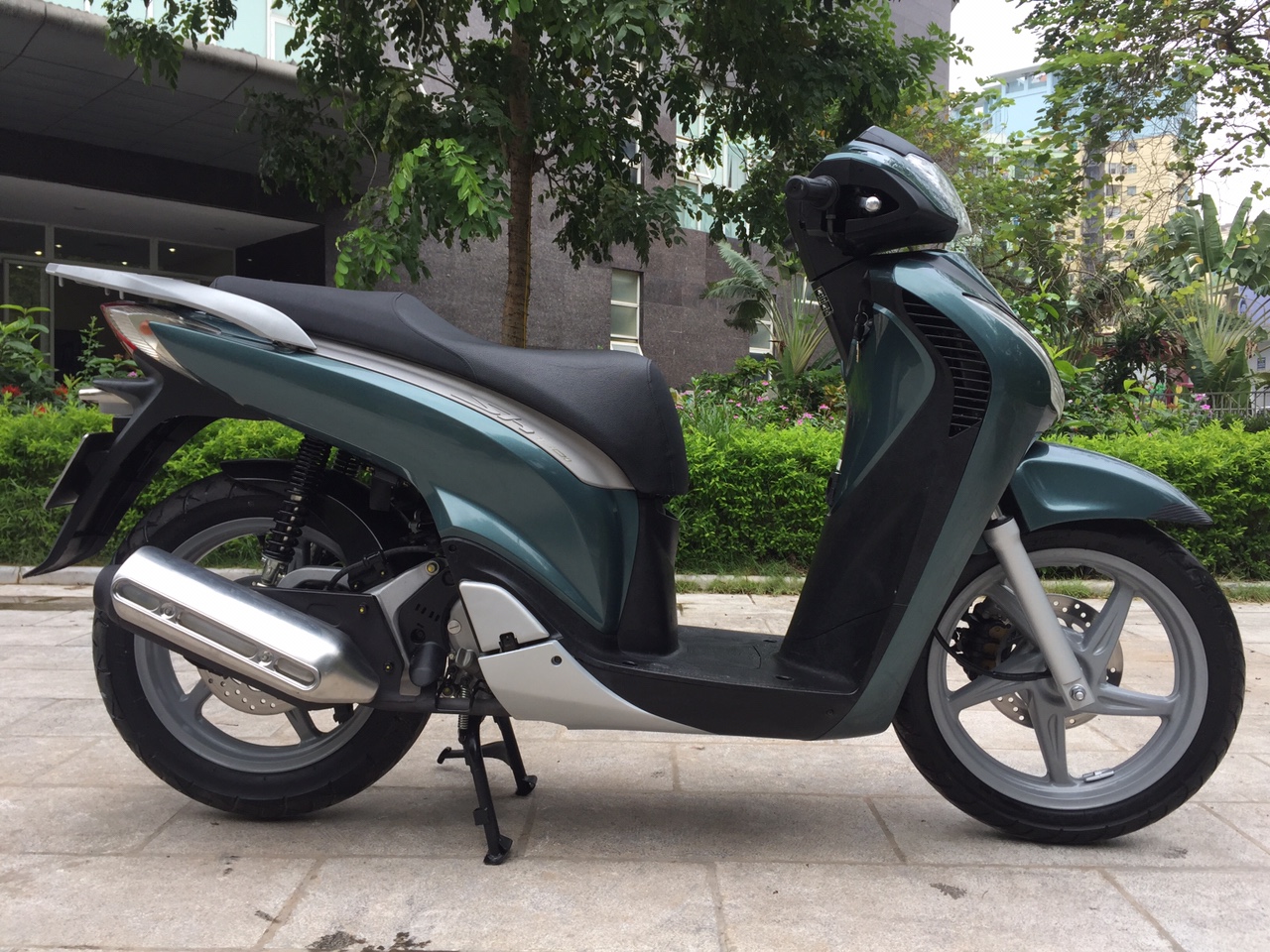 Honda SH150i nhập khẩu đời cũ rao bán đắt hơn xe mới